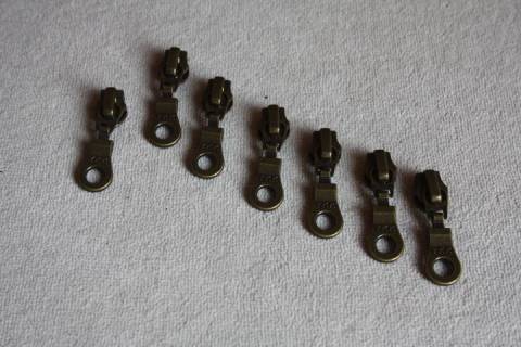 YKK Reißverschluss - Schieber Altmessing 5 mm - Picture: A1