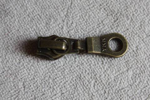 YKK Reißverschluss - Schieber Altmessing 5 mm - Picture: A2