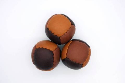 5 Jonglierbälle aus Rindsleder - Bild: Cognac-Braun-Kastnaie